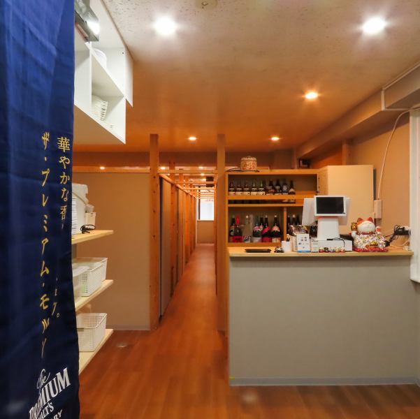 地下鉄銀座線「溜池山王駅」徒歩1分、千代田線「赤坂駅」徒歩4分という好立地。仕事終わりや移動の際にも、立ち寄りやすい駅近の利便性が魅力です。また、当店は全席喫煙可能な空間となっておりますので、喫煙されるお客様も心置きなくお食事と会話を楽しんでいただけます。