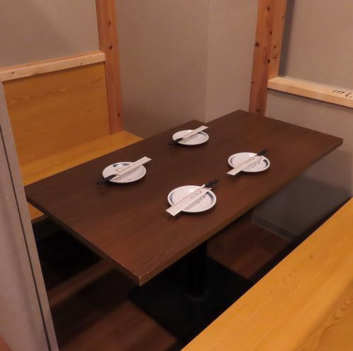 <p>完全個室居酒屋としての落ち着きと和の趣を大切にしています。一歩足を踏み入れると、都会の喧騒を忘れさせる洗練された和空間が広がります。全ての席がプライベートな空間を確保した個室となっており、接待や会食、大切な方との語らいに最適です。</p>