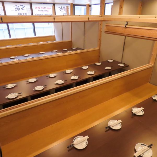 50名様から最大150名様までの大人数での貸切利用を承ります。広々とした開放的な空間は、会社の歓送迎会や大規模な懇親会、同窓会など、多様な宴会シーンに対応可能です。ゆとりあるテーブル配置で、大人数でも一体感のある特別な時間をお過ごしいただけます◎