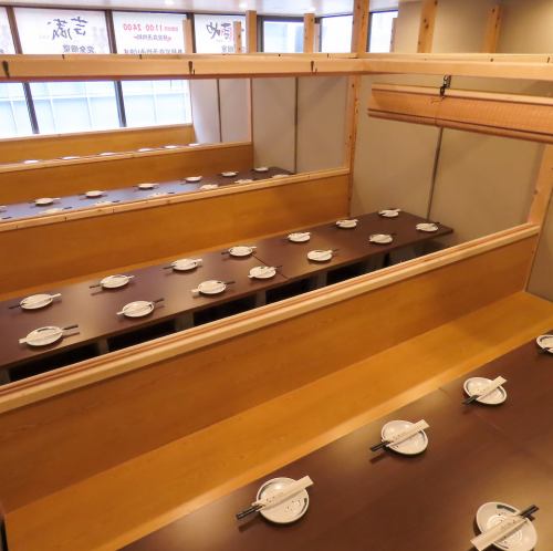 <p>50名様から最大150名様までの大人数での貸切利用を承ります。広々とした開放的な空間は、会社の歓送迎会や大規模な懇親会、同窓会など、多様な宴会シーンに対応可能です。ゆとりあるテーブル配置で、大人数でも一体感のある特別な時間をお過ごしいただけます◎</p>