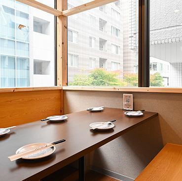 <p>地下鉄銀座線「溜池山王駅」徒歩1分、千代田線「赤坂駅」徒歩4分という好立地。仕事終わりや移動の際にも、立ち寄りやすい駅近の利便性が魅力です。また、当店は全席喫煙可能な空間となっておりますので、喫煙されるお客様も心置きなくお食事と会話を楽しんでいただけます。</p>