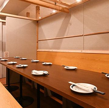 完全個室居酒屋としての落ち着きと和の趣を大切にしています。一歩足を踏み入れると、都会の喧騒を忘れさせる洗練された和空間が広がります。全ての席がプライベートな空間を確保した個室となっており、接待や会食、大切な方との語らいに最適です。