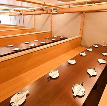 <p>50名様から最大150名様までの大人数での貸切利用を承ります。広々とした開放的な空間は、会社の歓送迎会や大規模な懇親会、同窓会など、多様な宴会シーンに対応可能です。ゆとりあるテーブル配置で、大人数でも一体感のある特別な時間をお過ごしいただけます◎</p>