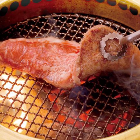 ～寿怀石～可以享用2种牛舌、块状烤肉、牛肉生鱼片的怀石料理，共11道菜品