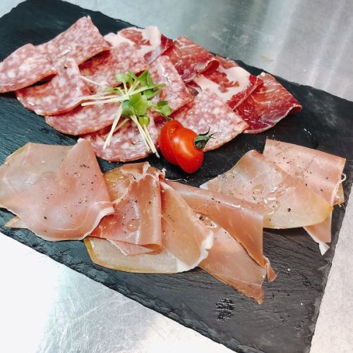 Assorted 4 kinds of prosciutto and salami are the most popular.