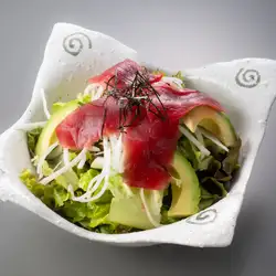 マグロとアボカドのさらだ(わさび醤油・青じそ・中華・ゴマ)