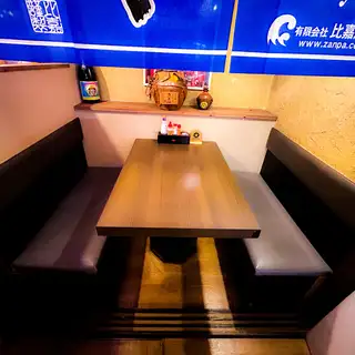 4名様掛けのテーブルのお席です