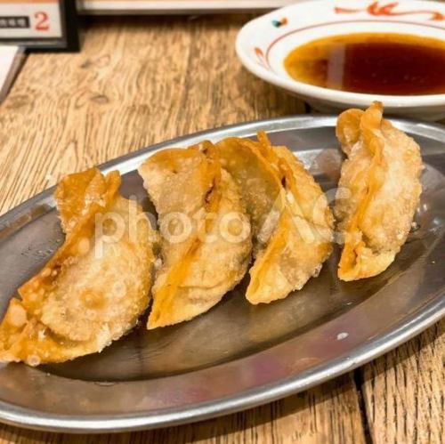 配料丰富的炸饺子