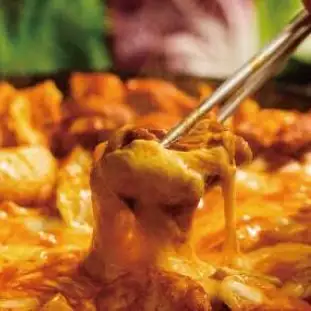 濃厚チーズに絡めて食べるチーズタッカルビが女性に大人気◎