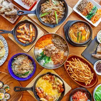 【午餐和晚餐】五道菜可选，含甜辣泡菜火锅【120分钟畅饮】每人3000日元 *含餐后烩饭