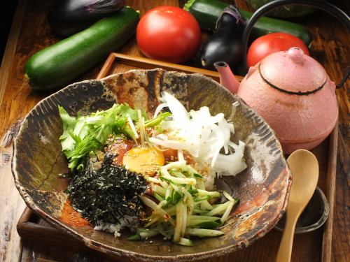 해물 육회 비빔밥 숙박 밥상