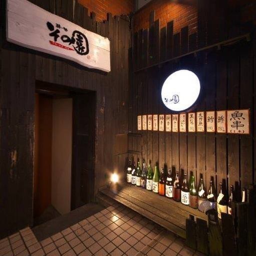 お店への入り口はお酒の瓶が目印☆信号角の地下に下りる階段からお越しください。日本酒や焼酎など、お魚に合うお酒をたくさんご用意して、みなさまのご来店をお待ちしております！