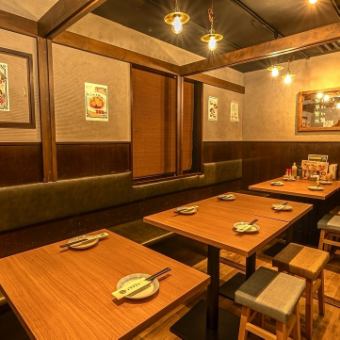 活気溢れ、店内の雰囲気を楽しんでいただけるオープン席★3名様×3卓、4名様×6卓ご用意!仲間との飲み会にぜひ♪