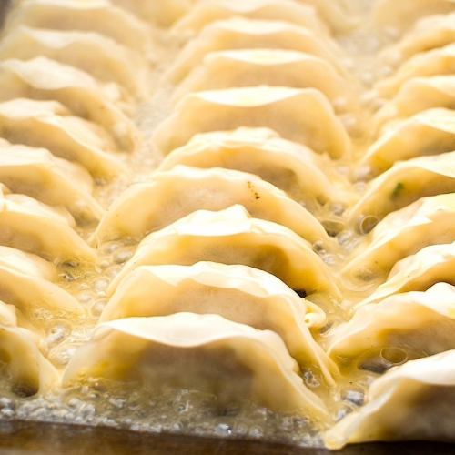 肉汁溢れる餃子が旨い!飲み放題付コース◎3000円~