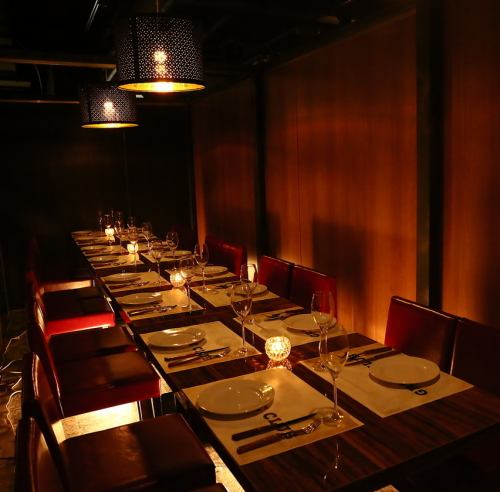 <p>The interior of the restaurant has a great atmosphere with carefully selected lighting such as crystal chandeliers and downlights, and a luxurious interior.For customers who want to casually enjoy drinks, the convenient table seats are the best choice.</p>