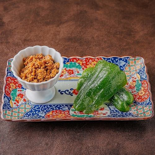 Crispy green peppers, served with meat miso, are a must-try for people who don't like it.