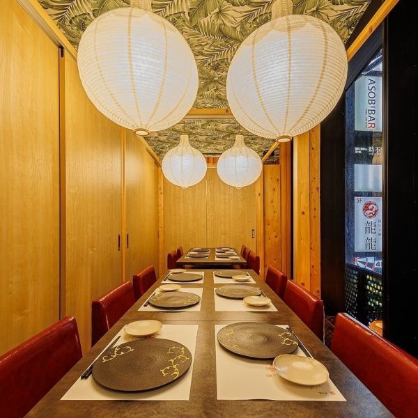 店内はクリスタルのシャンデリアやダウンライト等のこだわりの照明とラグジュアリーなインテリアで雰囲気抜群の空間♪気軽にお酒を楽しみたいお客様は、使い勝手の良いテーブル席が最適。