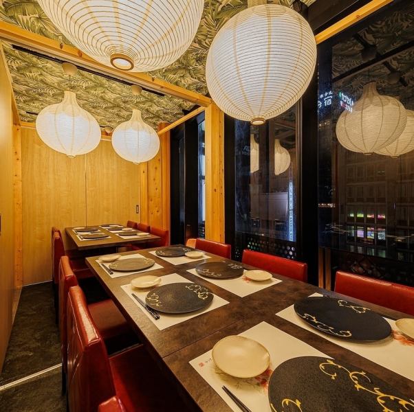 誕生日や記念日にピッタリ♪窓側のお席は夜景も楽しめますよ◎ゆったりとお過ごしください。洗練された空間で自慢の料理を贅沢に、とっておきのひとときをお届けいたします♪