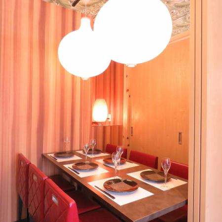 ブラウンを基調にした落ち着いた雰囲気の個室を完備。4名様個室をご用意しております。接待のご利用にもおすすめの空間です。