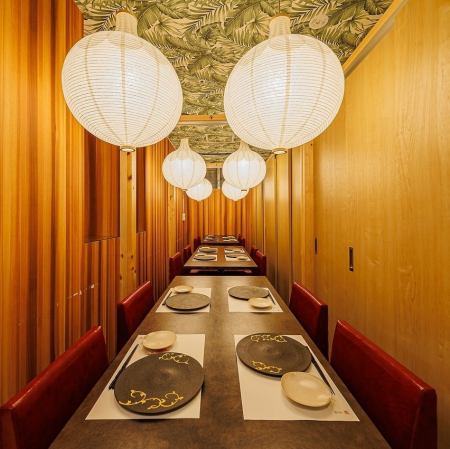 ブラウンを基調にした落ち着いた雰囲気の個室を完備。個室の仕切りは取り外しが可能なため、16名様の個室利用もOK!接待のご利用にもおすすめの空間です。