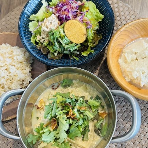 生姜香る筍とじゃがいもの豆乳グリーンカレー