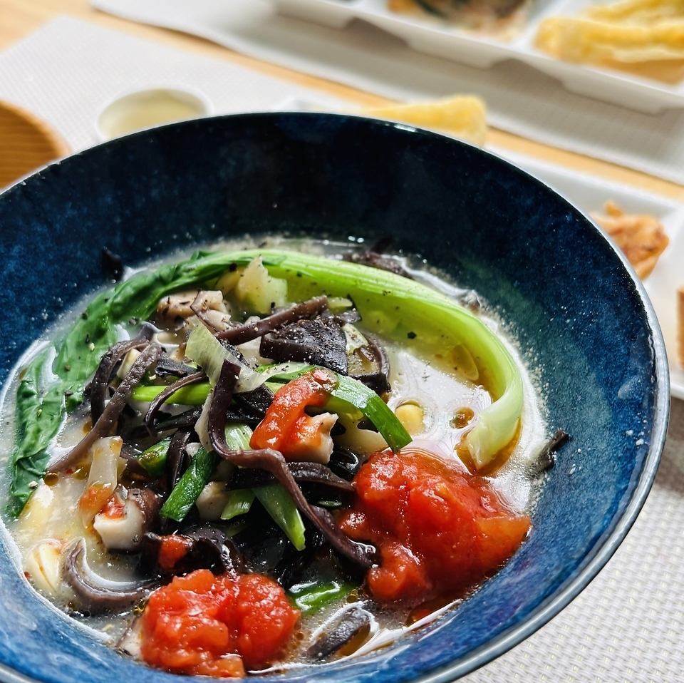 十一月的素食午餐是豆漿粉絲擔擔麵配番茄辣椒油。