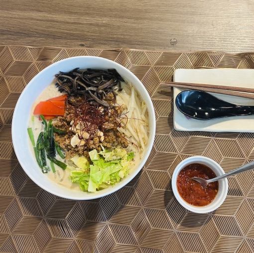 [Eat-in] Tomato chili oil and seasonal vegetables with soy milk vermicelli dandan noodles lunch