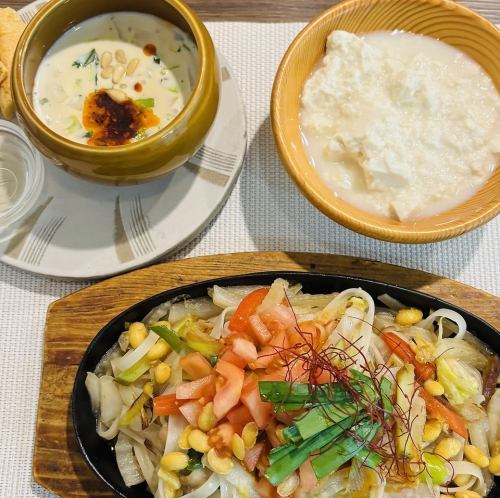 February's vegan lunch is Taiwanese-style shengdujang and fried rice noodles.