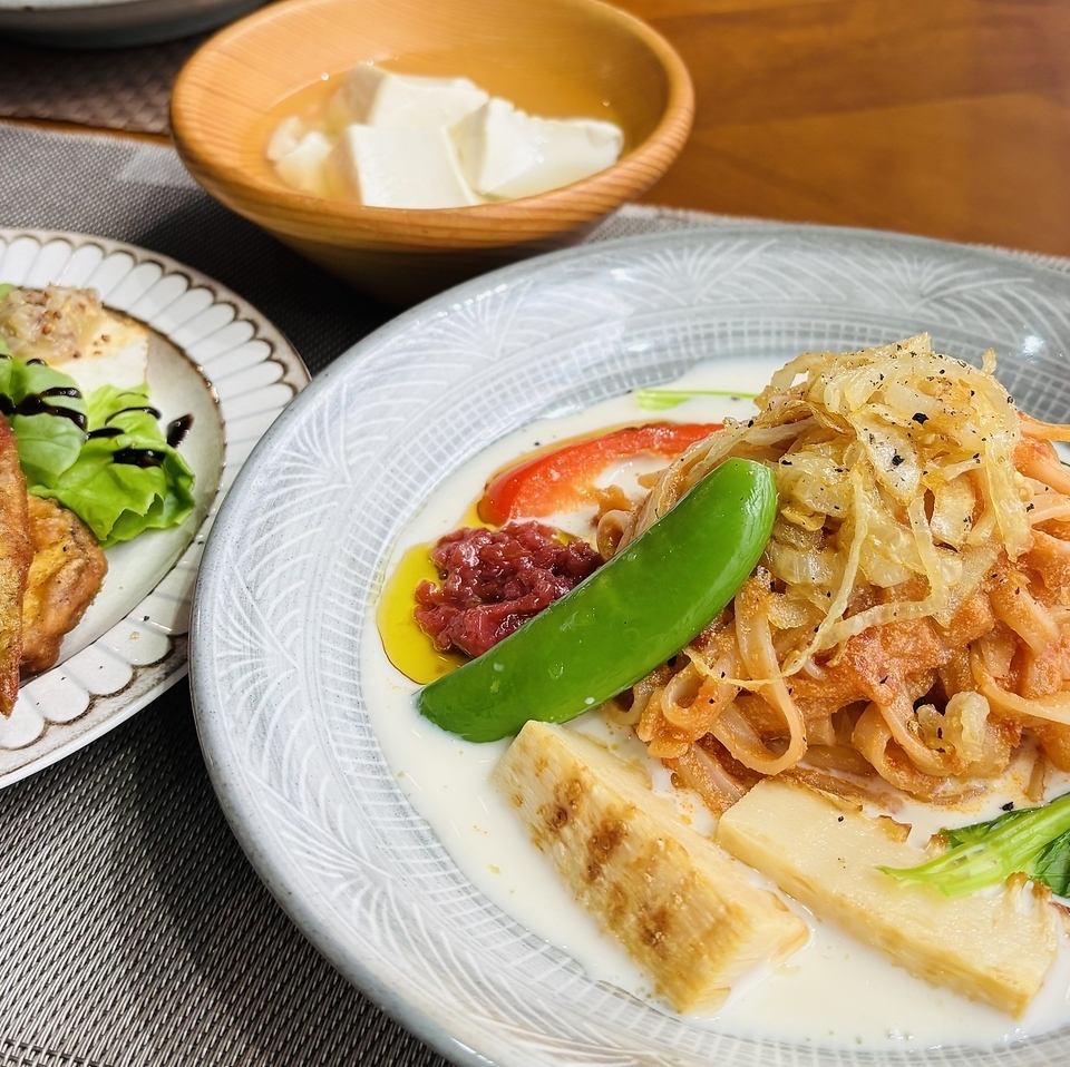 4月のヴィーガンランチは、春野菜を楽しめる米粉麺のパスタセットです。