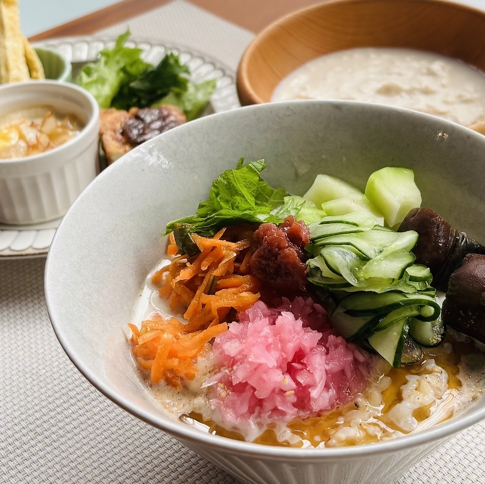 In July and August, enjoy our summer classics: chilled soy milk soup or kongguksu (cold soy milk noodles) for lunch!