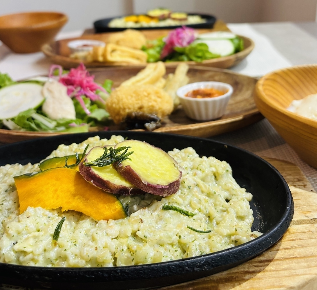 In October, please enjoy our lunch featuring risotto with shiso leaf pesto and soy milk cream.