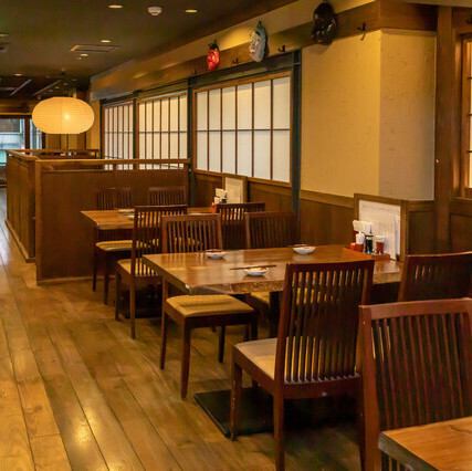 昭和を感じるようなこだわりの純和風でレトロな居酒屋。店内は広々としており、開放感があります◎2階にもどこか懐かしさを感じる雰囲気の良い空間お席が並んでおります。大人数でのご利用貸切をご希望の方も安心の80席。お気軽にご相談ください♪