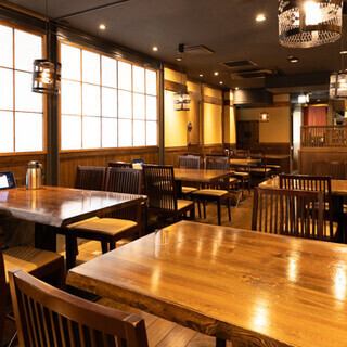 オシャレな空間でおしゃべりしながら、楽しい夜ごはんの時間を♪