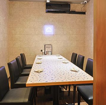 【ホンデポチャ 吉祥寺店】店内は落ち着いた雰囲気で、小さいお子様連れのご家族の方でも安心して来店する事ができます！デートや友人との食事にもみんなで楽しみながら、オシャレな店内で美味しい料理を食べて素敵な時間をお過ごし頂けます♪(韓国料理/吉祥寺/食べ放題/飲み放題/サムギョプサル/ランチ/横丁/昼飲み)