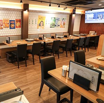 【ホンデポチャ 吉祥寺店】吉祥寺駅徒歩4分！広々とした店内には大型モニターを完備し、本格韓国料理を楽しみながら賑やかに過ごせます！木の温もりを感じるテーブル席や、大人数でも安心のベンチシートなど、どんなシーンにも対応♪(韓国料理/吉祥寺/食べ放題/飲み放題/サムギョプサル/ランチ/横丁/昼飲み)