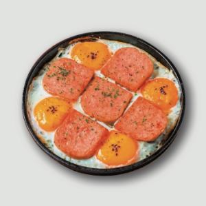 午餐肉和雞蛋薯條