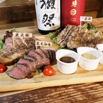 【¥5000 套餐】享用 10 道菜，包括 3 种炭烤拼盘和马肉刺身，外加 2 小时畅饮。