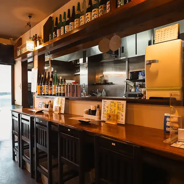 【サク飲みに最適】お仕事帰りの一杯や、一人でゆっくりお酒や料理と向き合いたい時にぴったりなカウンター席。スタッフとの会話を楽しんだり、ご自身のペースで愛媛の地酒を味わったりと、思い思いの時間をお過ごしいただけます。お一人様サイズのすき焼きもございますので、ぜひお気軽に