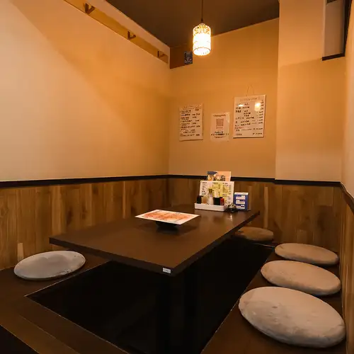 足を伸ばせる小上がり席