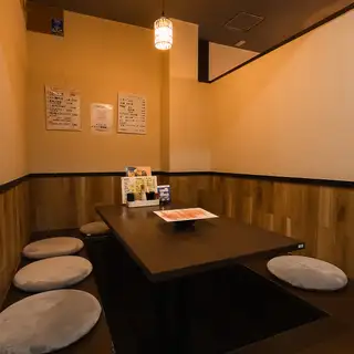 8 seats x 1 table [This is a semi-private room.]】