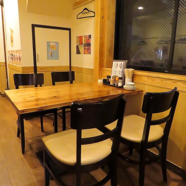 【1F】 Table seat.It is popular that you can use it without taking off your shoes! If you have a small party party, also recommend this table seat here ★