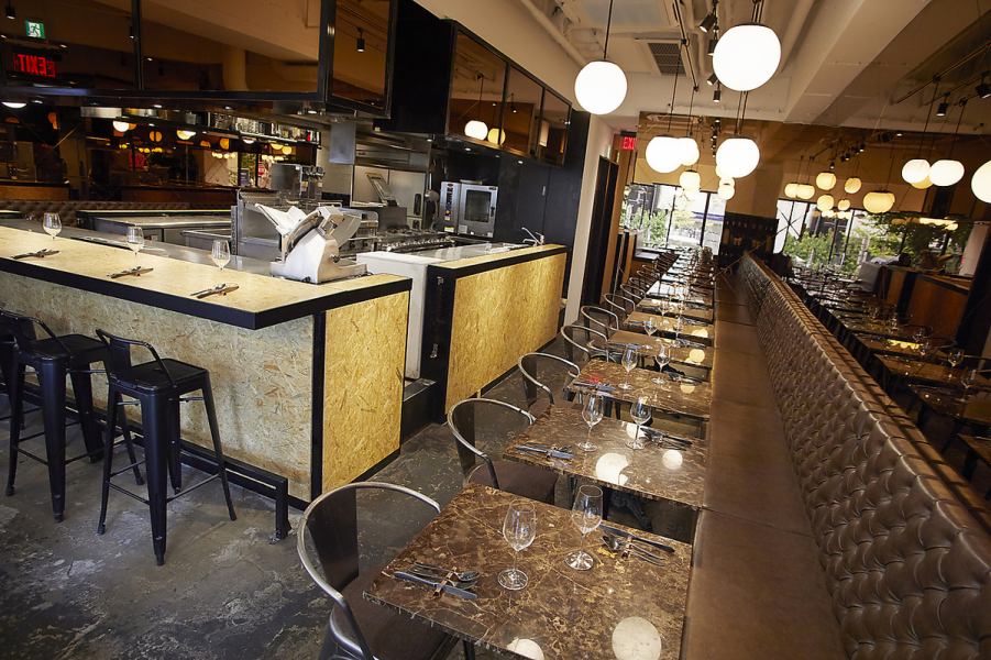 The white-based interior creates a natural, woody atmosphere.The windows are large, so please enjoy the open atmosphere of the store.