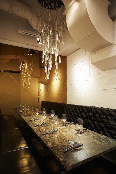Just past the open kitchen is a private room that can seat 6 to 8 people.The chandeliers hanging from the ceiling create a dazzling atmosphere.It's a completely private room with a door, so it feels very private.Perfect for a lively and lively party.Please feel free to contact us if you are booking with less than 6 people.