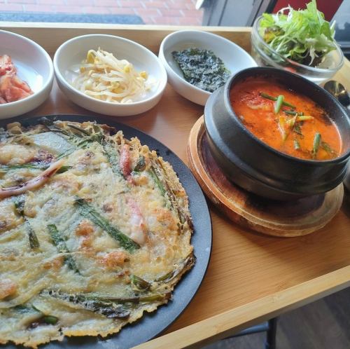 午餐是包含11道菜的韓國套餐