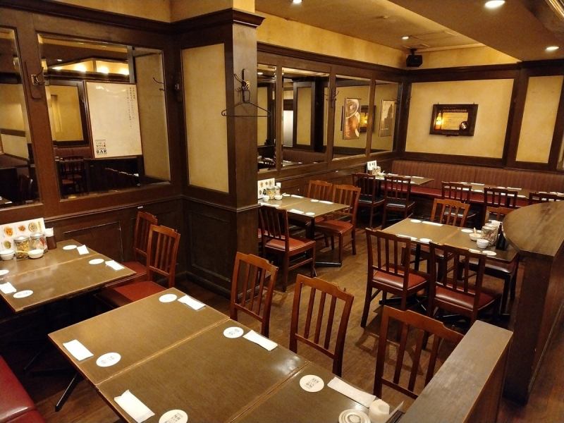 広々とした店内は開放感があり、お洒落で落ち着いた雰囲気。少人数から大人数まで対応可能なテーブル席もあるので人数に合わせてご案内いたします♪また50名様から60名様まで貸切可能なのでウェディング2次会など各種パーティーでのご利用にも最適◎