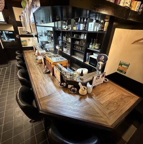 <p>おひとり様でも安心!カウンター席8席ございます!</p>