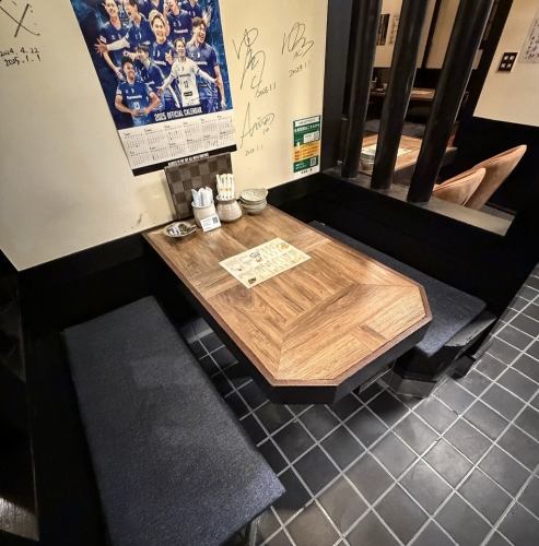 <p>テーブル席は4名様、5名様、2卓ございます!</p>