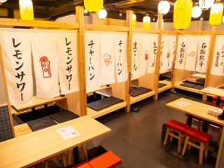 懐かしい雰囲気漂うレトロな店内♪。お一人様はもちろん会社の同僚の方たちと帰宅前に1杯、お気軽にふらっとお立ち寄りください！