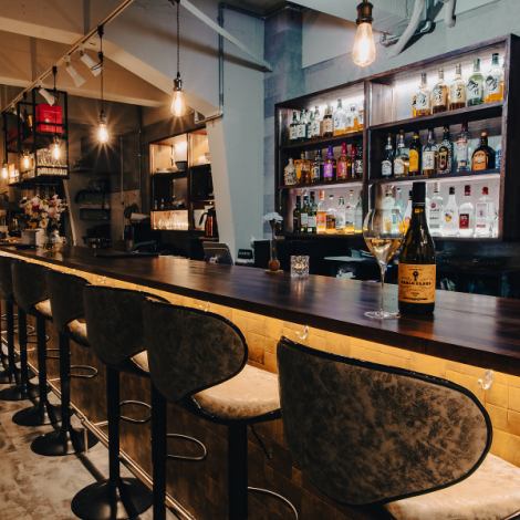 16席の落ち着いた空間で、ご家族やママ友と心安らぐ時間を。お出しするのは、お子様も安心して食べられる無添加・無農薬野菜を中心とした料理です。素材本来の甘みを活かした一皿は、食育にもぴったり。カウンター10席、テーブル3卓の程よい距離感で、大切なお子様とのランチデビューを温かくサポートします。