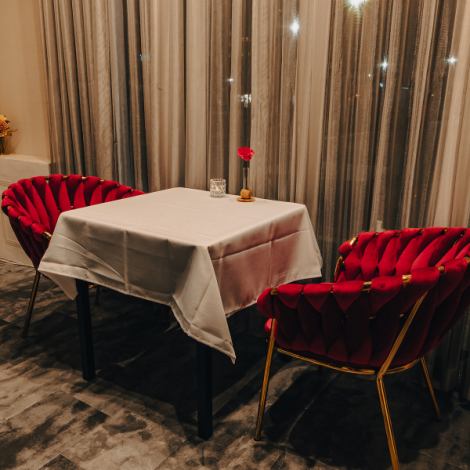 夜は照明を落とし、各テーブルに灯るロウソクの火が幻想的なムードを演出します。全16席の限られた空間は、まさに大人の隠れ家。肩を並べて会話が弾むカウンター席や、ゆったり過ごせる2名掛けのテーブル席は、大切なデートや記念日に最適です。都会の喧騒を忘れ、静寂と美食に酔いしれるひとときを。